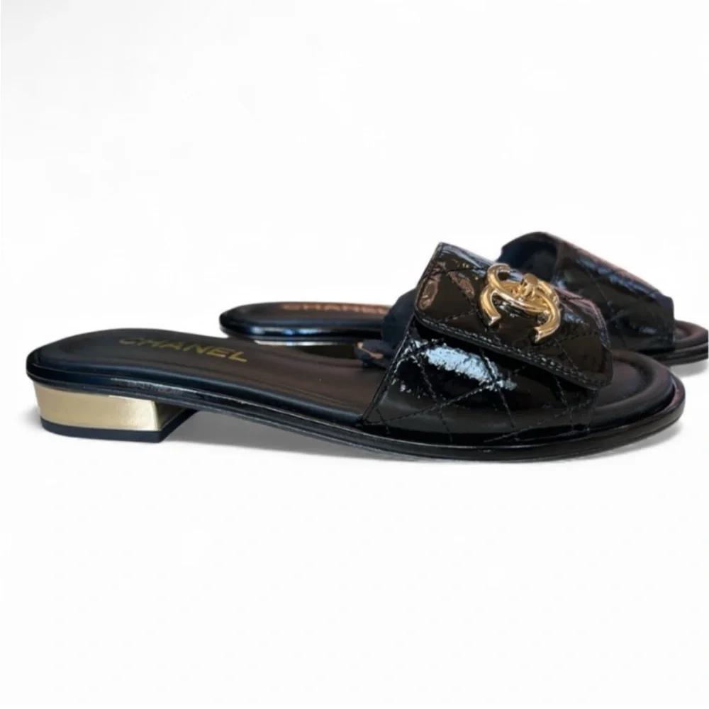 🆕🩷CHANEL Black Quilted Patent Slide On Sandals Mules CC Turn Lock • 37 EU • NWT
